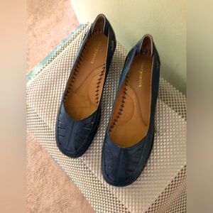 Easy Spirit Navy Blue low heel shoe. Sz 7.5 W. Never worn new in box.  NWOT